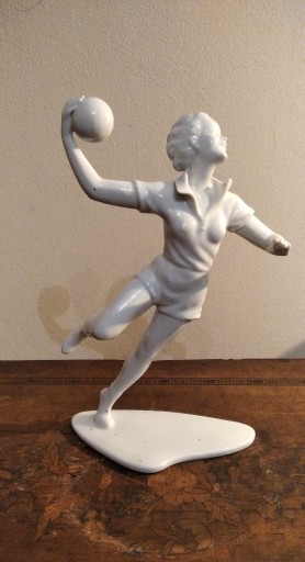 Zdjęcie oferty: Figurka Wallendorf - Pani grająca w piłkę.