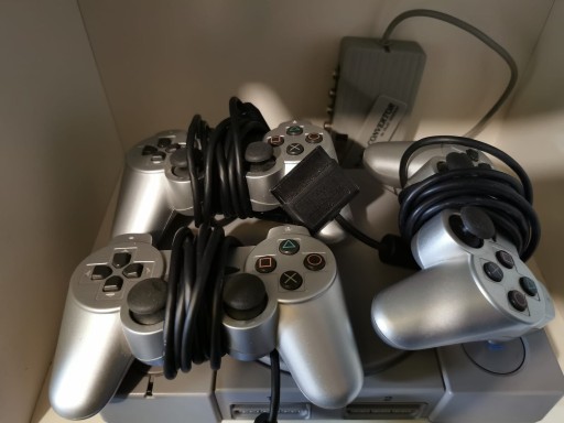 Zdjęcie oferty: PlayStation 1 + 3 pady 