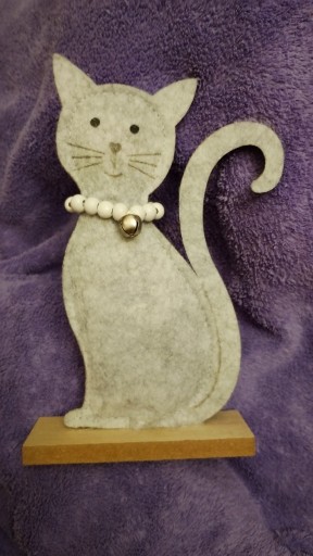 Zdjęcie oferty: Ręcznie wykonany kot z filcu na drewnianej podstawce