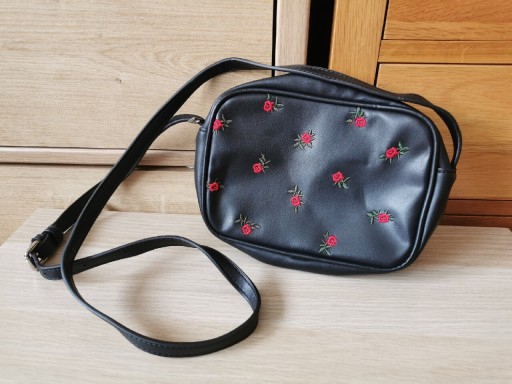 Zdjęcie oferty: Czarna torebka z ekoskory Reserved róże haft