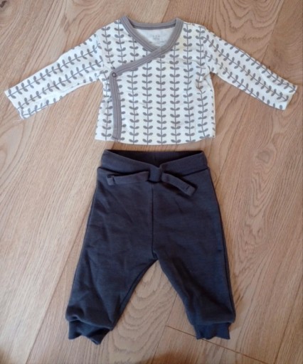 Zdjęcie oferty: Komplecik niemowlęcy kaftanik i spodnie r. 0-3 m.