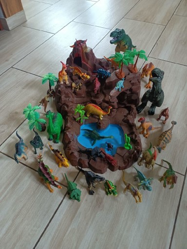 Zdjęcie oferty: Zestaw dinozaurów z wulkanem 