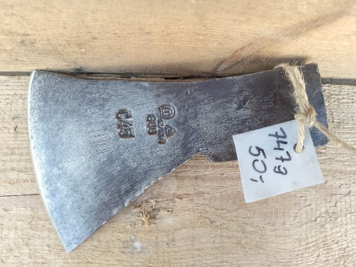 Zdjęcie oferty: Stara  siekiera 747g. 