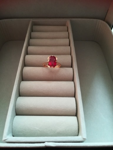 Zdjęcie oferty:  Złoty pierścionek z dużym czerwonym oczkiem. 