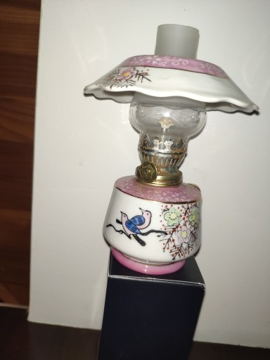 Zdjęcie oferty: Kolekcjonerska porcelanowa mini lampka naftowa n8