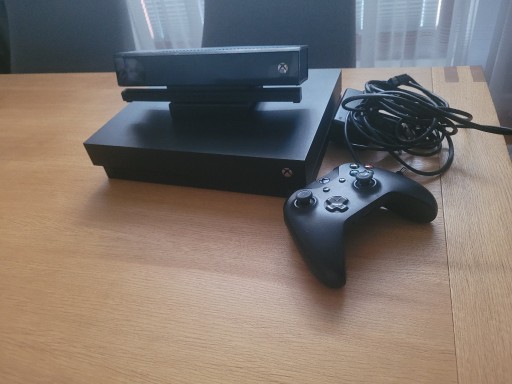 Zdjęcie oferty: Kompletna Konsola Xbox One X 1 TB czarna + KICEKT
