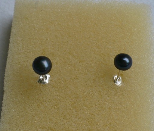 Zdjęcie oferty: kolczyki srebrne sztyfty z perłami kolor grafitowy