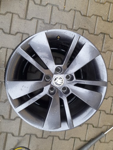 Zdjęcie oferty: Felga Skoda SuperB 3V0601025AD 8Jx18 ET44