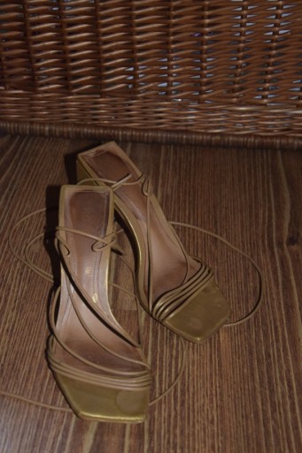 Zdjęcie oferty: Kazar złote sandały na obcasie klocki wiązane 38