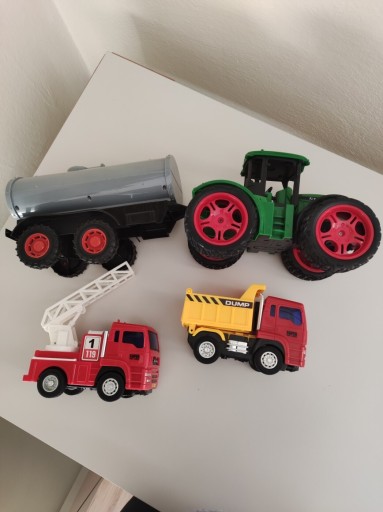 Zdjęcie oferty: Zestaw pojazdów z napędem traktor z przyczepą, wywrotka, straż pożarna