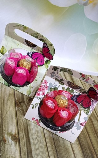 Zdjęcie oferty: Kopułki z kwiatami mydlanymi i cukierkami Ferrero 