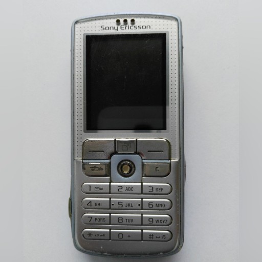 Zdjęcie oferty: SONY ERICSSON D750i srebrny USZKODZONY