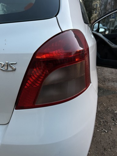 Zdjęcie oferty: Toyota Yaris II lampa prawy tył 