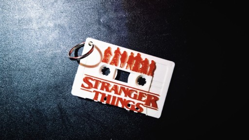 Zdjęcie oferty: HIT! Stranger Things - brelok w kształcie kasety!