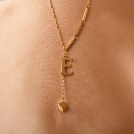 Zdjęcie oferty: 18-karatowy pozłacany naszyjnik z literką "E"