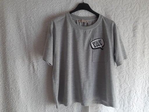 Zdjęcie oferty: Krótki t-shirt z aplikacją, jasnoszary,Pull&Bear S