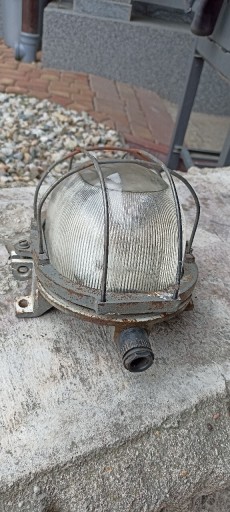 Zdjęcie oferty: Lampa żeliwna, kanałowa z czasów PRL-u 