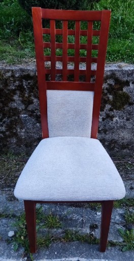Zdjęcie oferty: Drewniane krzesła, kremowe obicie