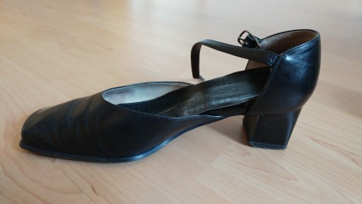Zdjęcie oferty: Skórzane czarne buty na obcasie rozmiar 37