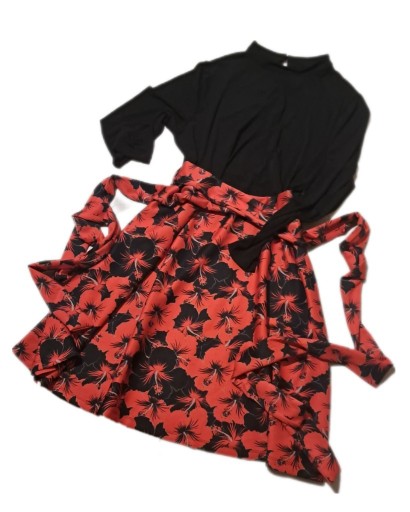 Zdjęcie oferty: Piękna czarna sukienka w kwiaty z wiązaniem r48/50