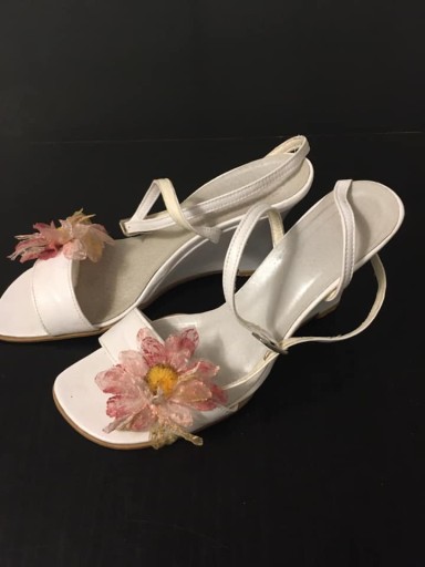Zdjęcie oferty: Sandały z kwiatem, na koturnie