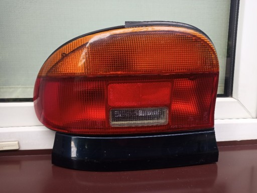Zdjęcie oferty: Mazda 121 lampa tył tylna lewa listwa maskująca 