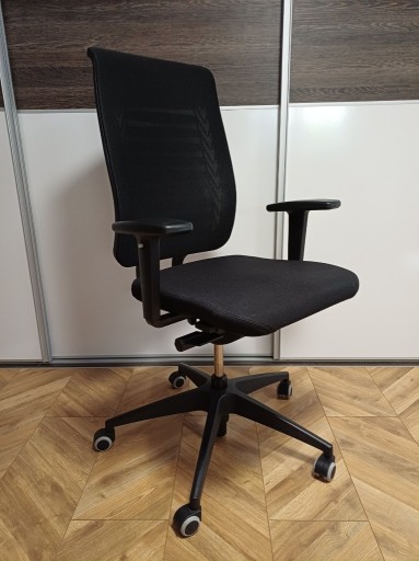 Zdjęcie oferty: Firmowe krzesło,fotel do biurka, regulowane, obrotowe
