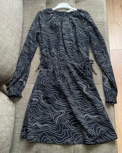 Zdjęcie oferty: Elegancka błyszcząca sukienka z marszczeniem w talii 146