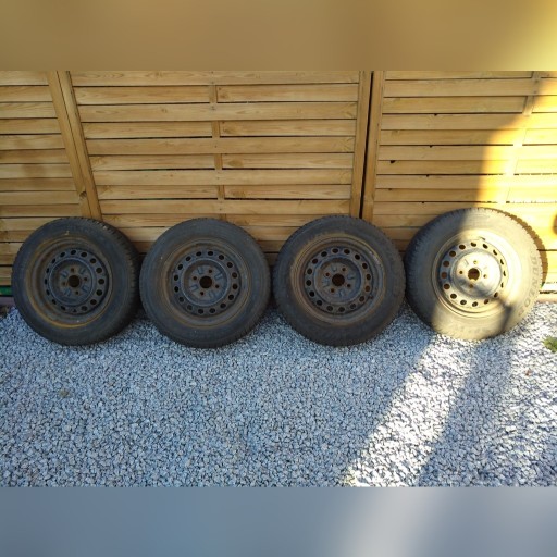 Zdjęcie oferty: Opony zimowe na stalówkach 165/70 r13 dunlop