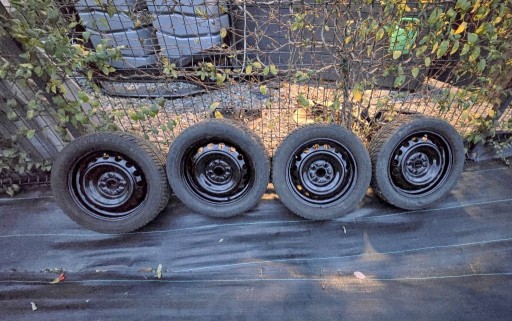 Zdjęcie oferty: Felgi stalowe 15” z oponami zimowymi i czujnikami ciśnienia Toyota Yaris