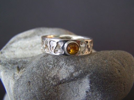 Zdjęcie oferty: Ręcznie robiony srebrny pierścionek z bursztynem17