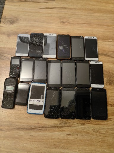 Zdjęcie oferty: Zestaw telefonów 20 sztuk uszkodzone