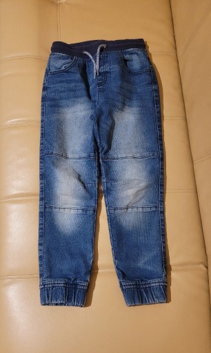 Zdjęcie oferty: Spodnie jeansy chłopięce rozmiar 128