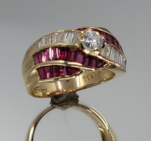 Zdjęcie oferty: Złoty pierścionek z rubinami i diamentami