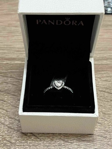 Zdjęcie oferty: Pandora pierścionek wzniesione serce 