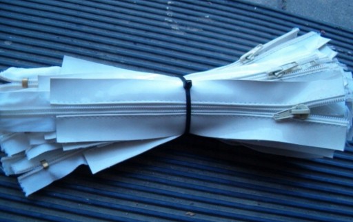 Zdjęcie oferty: Zamek błyskawiczny biały 25 cm. pakiet 20 szt.