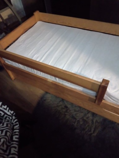 Zdjęcie oferty: Łóżko dziecięce drewnaine z materacem 160x70