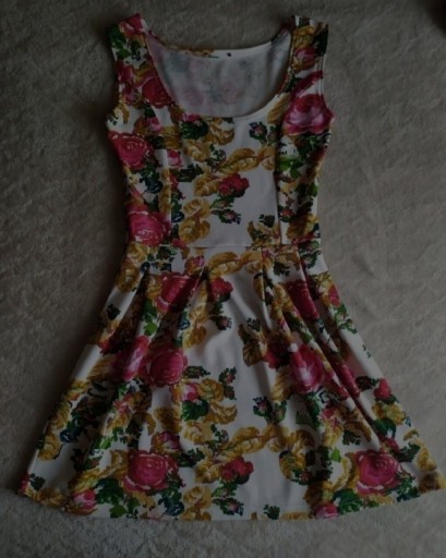 Zdjęcie oferty: Sukienka w kwiaty z imitacją haftu
