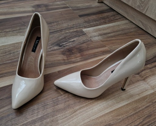 Zdjęcie oferty: LAKIERKI BEŻOWE VICE'S ROZ. 37,wkładka wew. 24 cm