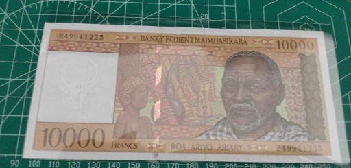 Zdjęcie oferty: Banknot 10000 franków - Madagaskar 1995 UNC