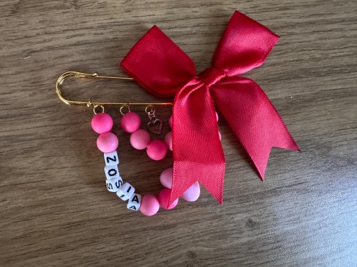 Zdjęcie oferty: Piękna broszka do wózka z dowolnym imieniem !