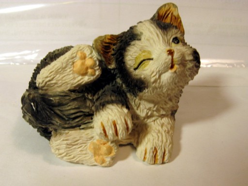 Zdjęcie oferty: Figurka kot kotek biały czarny tworzywo wys. 5 cm