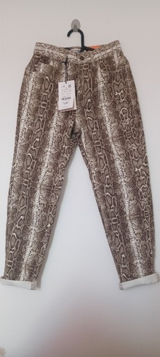 Zdjęcie oferty: Spodnie typu MOM Pull Bear Xs