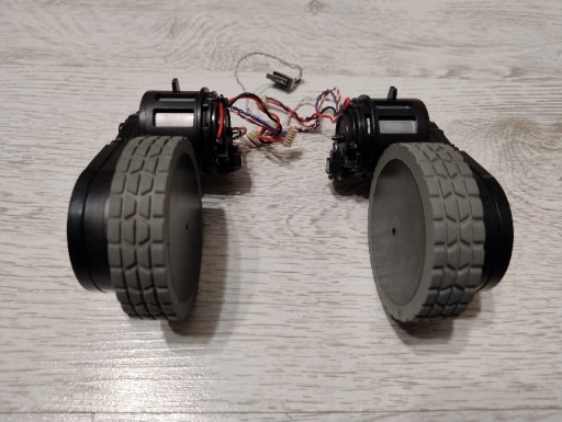 Zdjęcie oferty: Moduł koła Lewego ,L`+ Moduł koła Prawego ,R` Irobot Roomba Combo 650h