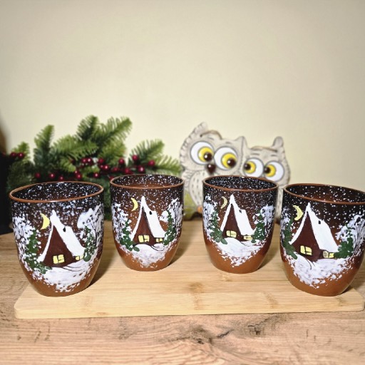 Zdjęcie oferty: Ręcznie Malowane Kubki Ceramiczne 300 ml - Zimowy Domek (4 sztuki)