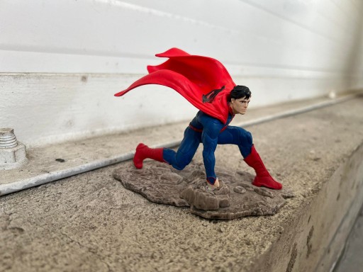 Zdjęcie oferty: Figurka kolekcjonerska Superman Klęczący Justice L