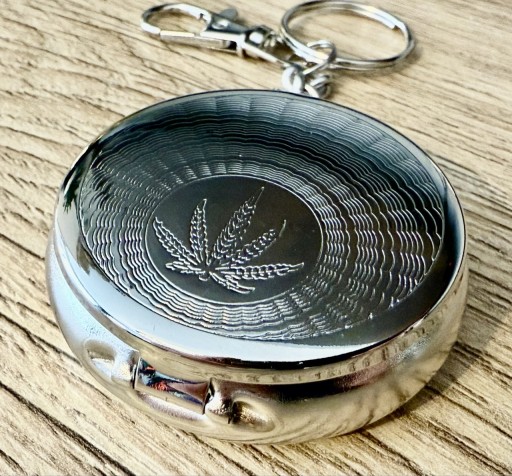 Zdjęcie oferty: Breloczek Popielniczka z Motywem Liścia Konopi Stylowy Gadżet