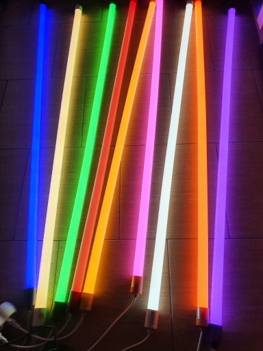 Zdjęcie oferty: Świetlówka LED Kolory Neon Nietłukąca 230V Wtyczka