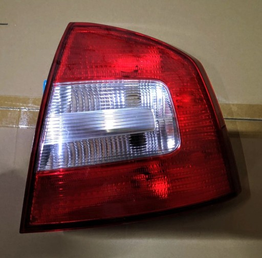 Zdjęcie oferty: Skoda Octavia 2 FL HB Lampa tylna Prawa