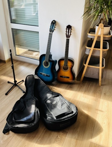 Zdjęcie oferty: Zestaw gitarowy – 2 gitary klasyczne i 2 pokrowce i stroik i stojak